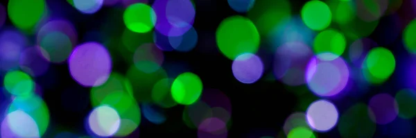 Зеленый и фиолетовый яркий размытый праздничный фон боке — стоковое фото