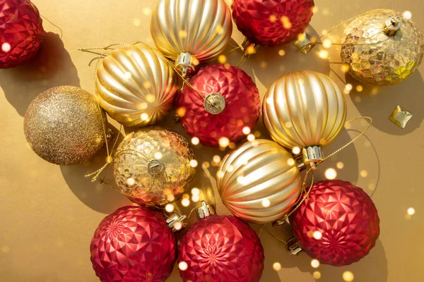 Beautiful Shiny Gold Red Christmas Baubles Metallic Golden Background Bokeh —  Fotos de Stock