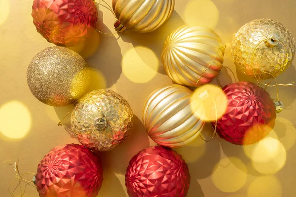 Beautiful Shiny Gold Red Christmas Baubles Metallic Golden Background Bokeh — Foto de Stock
