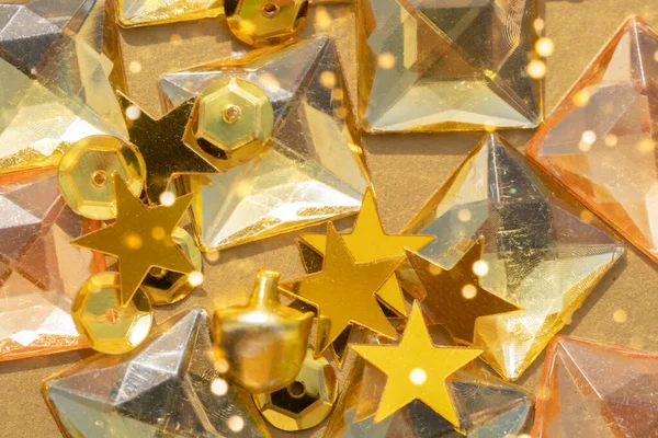 Gouden Edelstenen Met Confetti Sterren Een Gouden Metalen Achtergrond Voor — Stockfoto