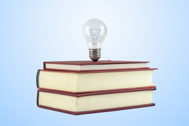 ampul üzerinde kitap için eğitim kavramları yığını.