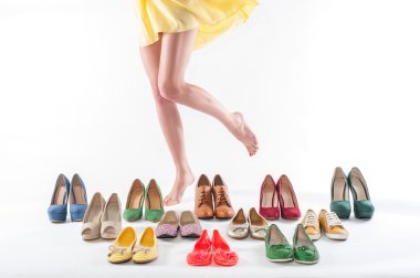 kadın ayakları ve birden fazla Ayakkabı