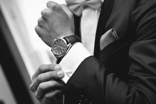 Hombre con traje y reloj en la mano — Foto de Stock