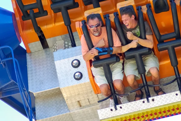 Gritando hombre y adolescente parque de atracciones — Foto de Stock