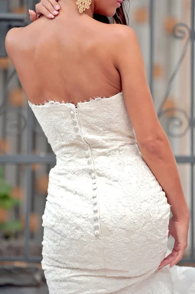 Nahaufnahme der Braut zurück mit weißem Kleid und Ohrringen — Stockfoto