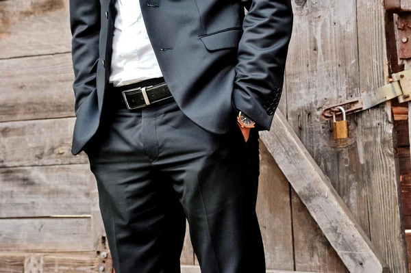 Hombre elegante con traje y reloj — Foto de Stock