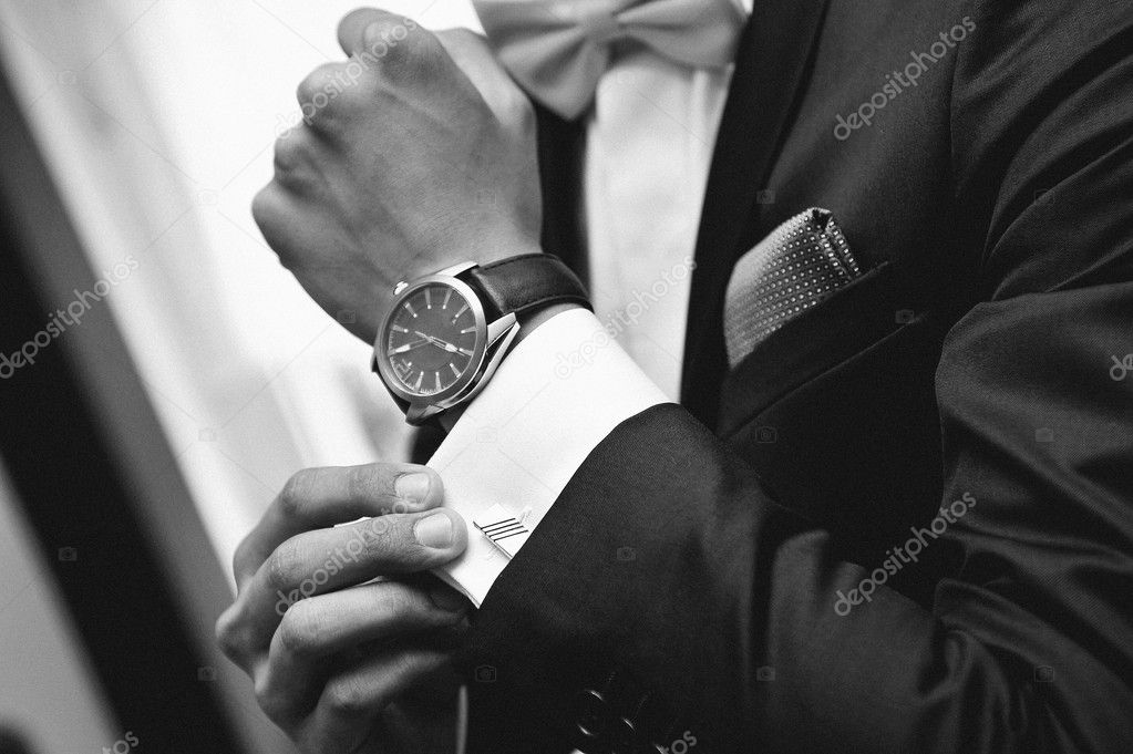 Hombre con traje y reloj en la mano Foto de stock 42354059 vladteodor95