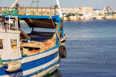 arka planda Harbour blues deniz ile pitoresk balıkçı teknesi