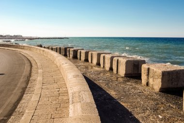 güzel sahil yolu ile deniz günbatımı ışık arka plan üzerinde