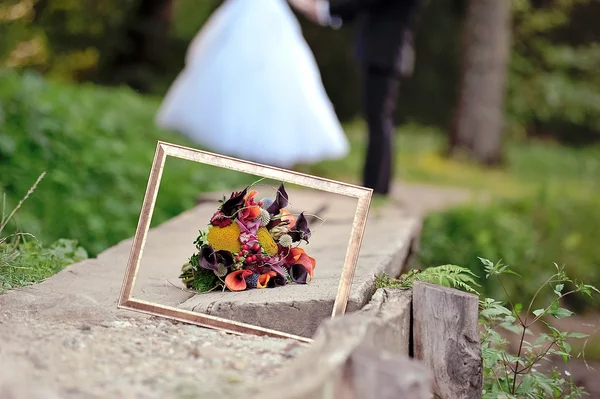 Cornice e bouquet da sposa da vicino — Foto Stock