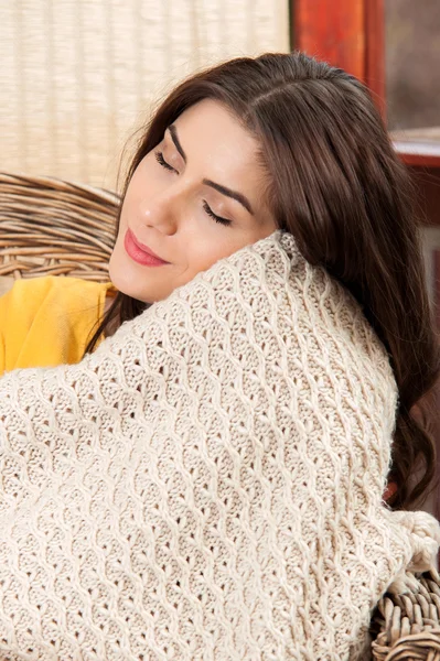 Joven hermosa mujer relajante sosteniendo una manta de lana —  Fotos de Stock