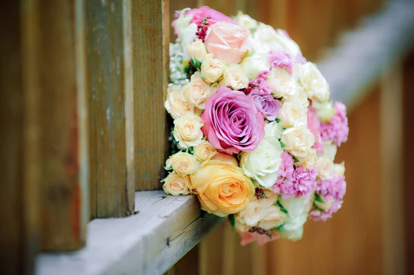 Krásná květinová kytice a dřevěný plot — Stock fotografie