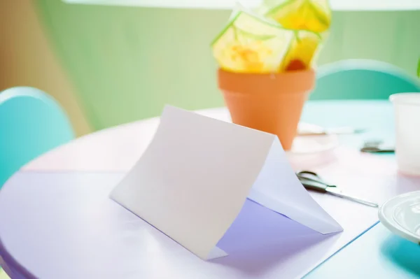 White note on colorful table — Stock Photo, Image