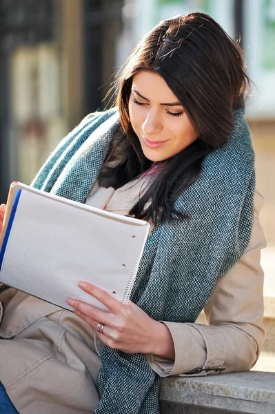 Jonge vrouw lezen buiten — Stockfoto