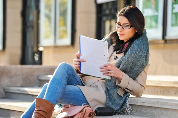 Mladá žena student čtení venkovní — Stock fotografie