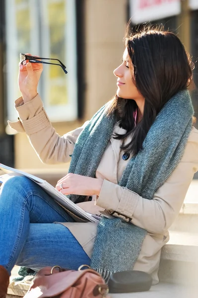 Junge Frau blickt durch eine Brille — Stockfoto