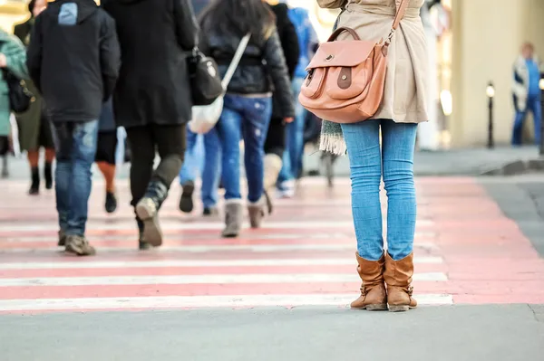 Primer plano de piernas de mujer esperando en un cruce peatonal —  Fotos de Stock