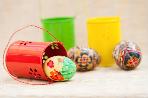 Cubos pequeños rojos, amarillos y verdes y huevos de Pascua —  Fotos de Stock