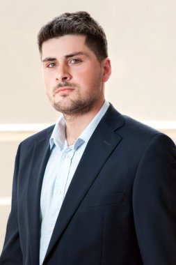 ciddi görünümlü iş adamı portresi
