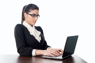 laptop ile masaya oturan genç güzel iş kadını