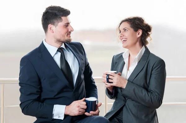 Business man and business woman chatting over coffee break — Stock Photo, Image
