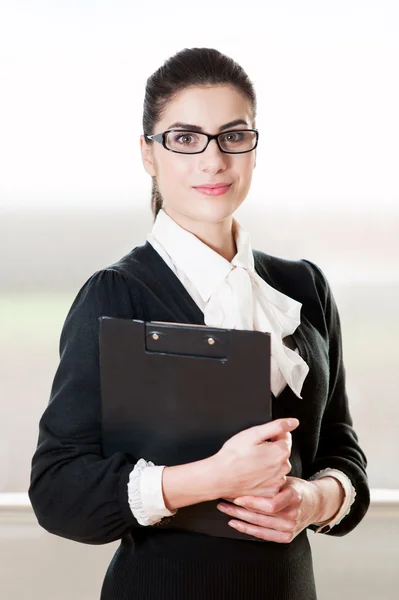 Retrato de una joven empresaria confiada — Foto de Stock