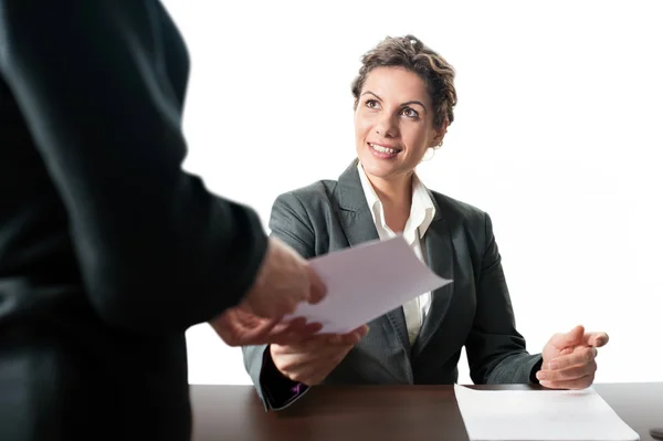 Joven mujer de negocios recibiendo un contrato — Foto de Stock