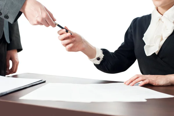 Femme d'affaires donnant le stylo et le contrat à signer — Photo