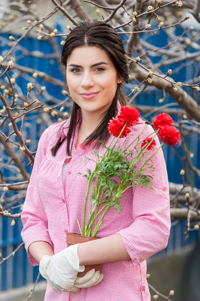 Jonge mooie vrouw tuinman portret — Stockfoto