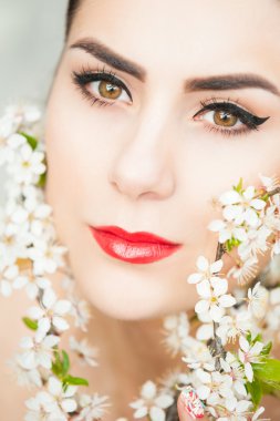 güzel bir genç kadın ve bahar çiçekleri