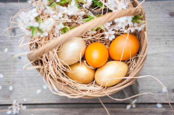 Vários ovos coloridos na cesta de Páscoa — Fotografia de Stock
