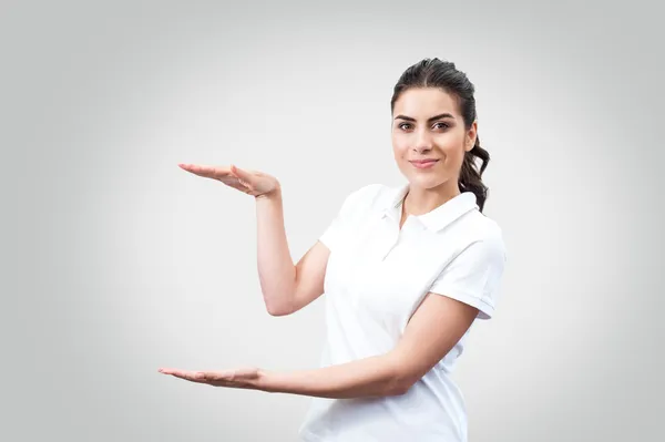 Giovane donna mostrando mano aperta — Foto Stock