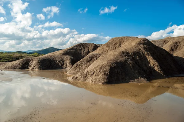 Озеро дождевой воды на грязевом вулкане — стоковое фото