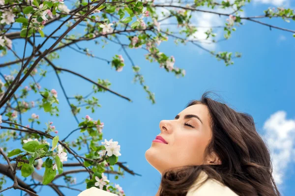 Portret van jonge mooie vrouw in de lentetijd — Stockfoto