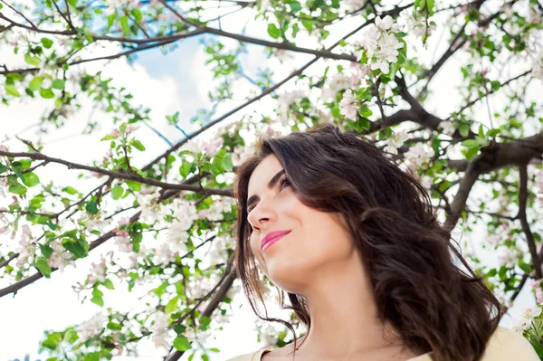 Genç güzel kadın gülümseyerek ve bahar zaman zevk — Stok fotoğraf