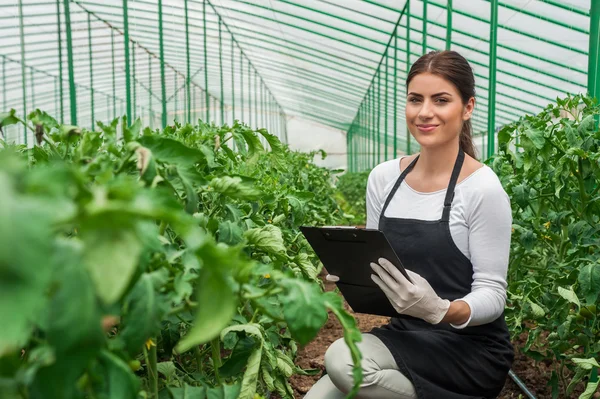 Jolie jeune jardinière en uniforme — Photo