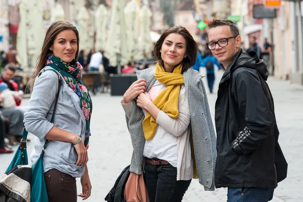 Portret van reizen vrienden op winkelstraat — Stockfoto