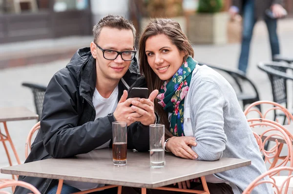 Porträtt av par att ha kaffe på terrass — Stockfoto