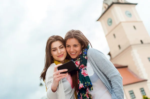 Két fiatal nő utazik, és miután selfies — Stock Fotó