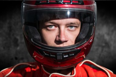 araba yarışçısı koruyucu miğfer