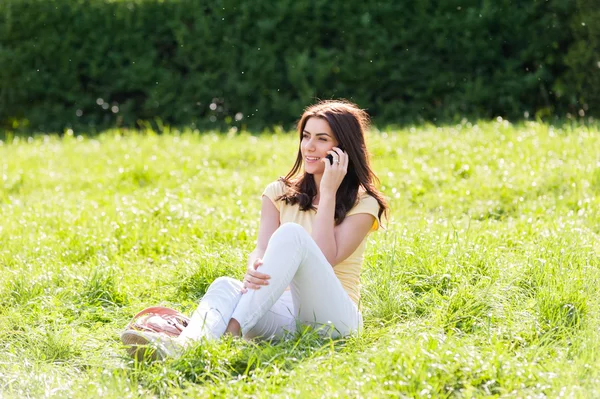 Hermosa joven bonita mujer en el parque de primavera — Foto de Stock