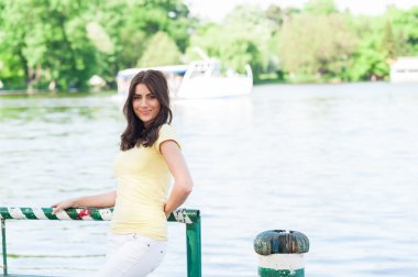 Şehir Parkı genç güzel kadın portresi.