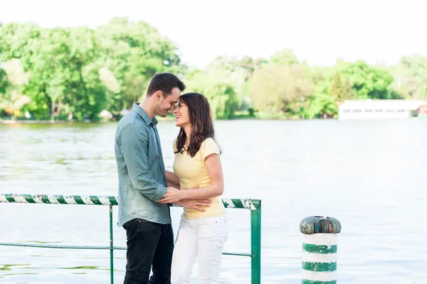 Joven pareja en amor al aire libre. — Foto de Stock