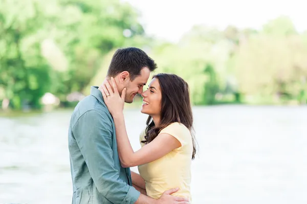 Gros plan portrait de séduisant jeune couple amoureux en plein air. — Photo