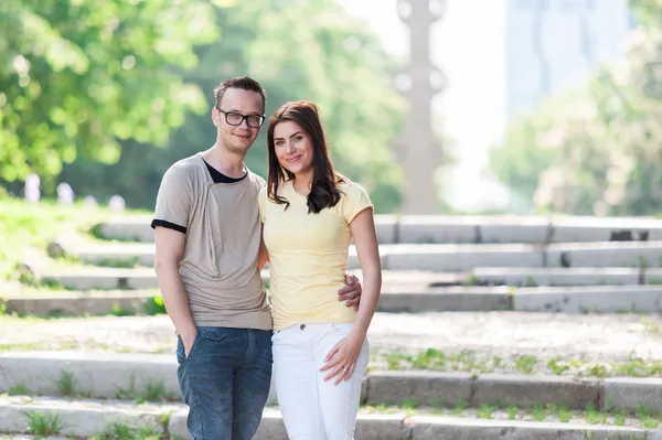 Ungt par av vänner i parken — Stockfoto