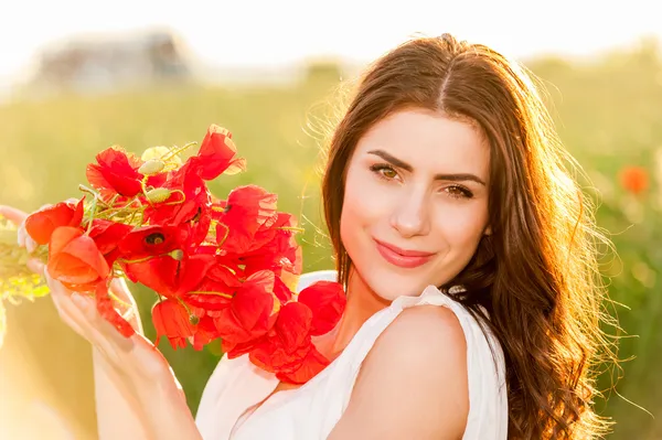 Portret van mooie jonge vrouw papavers boeket in het veld bedrijf — Stockfoto