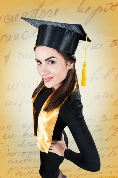 Πορτρέτο του μια ευτυχισμένη μεταπτυχιακός φοιτητής θηλυκό - αποφοίτηση έννοιες — Φωτογραφία Αρχείου