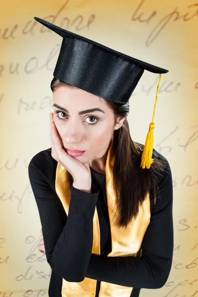 Jonge vrouw bezorgd op de dag van haar afstuderen — Stockfoto