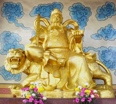 Çinli savaşçı altın heykeli