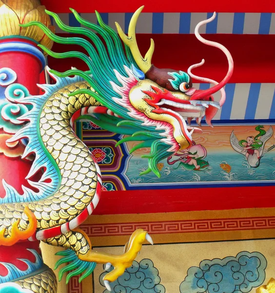 Dragon statue in Chinese temple — Stock Photo, Image